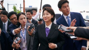 Bà Hoàng Nói Dối - Honest Candidate